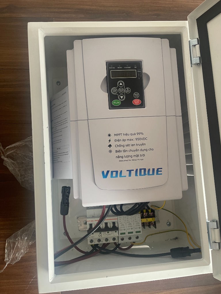 Cấu hình đấu nối bên trong tủ điện biến tần bơm Voltique 15kW thực tế